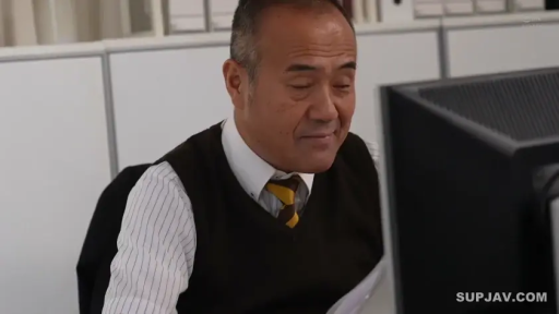 座り姿勢 · 办公室 · パソコン · 微笑 · 办公 · 半身像 · 中年男性 · 商务便装