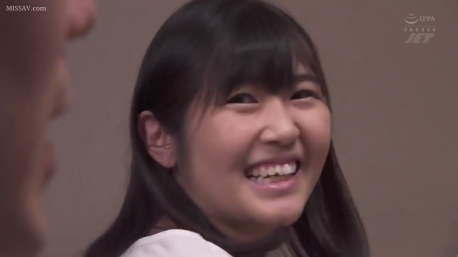 室内 · 脸部特写 · 白色上衣 · 亚洲女性 · 侧头 · 灿烂笑容 · 欢笑