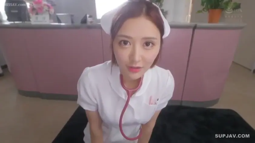 注视镜头 · 护士服 · 角色扮演 · 近景 · 听诊器 · 温柔微笑 · 跪坐前倾 · 医院诊所背景