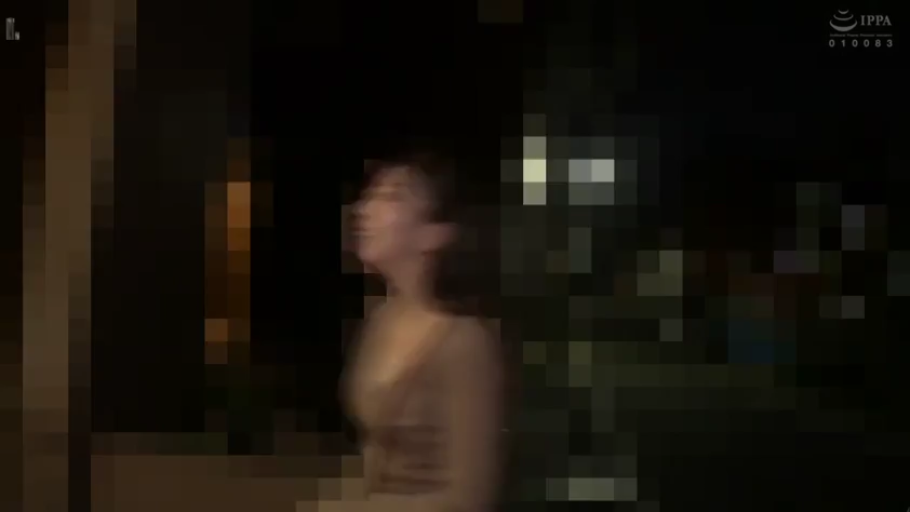 站立 · 户外 · 模糊 · 侧头 · 睡裙 · 像素化