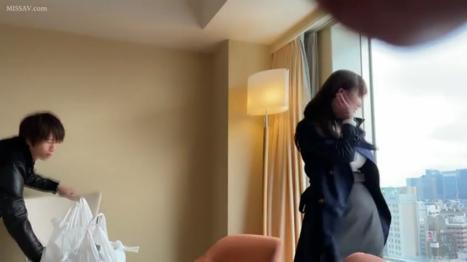 站立 · 中景 · 酒店 · 平淡 · 风衣 · 整理物品 · 购物袋 · 窗景