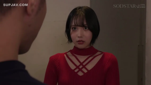 Indoor · 面部特写 · Stare · 短发 · Stand facing front · Shocked · 红色镂空上衣