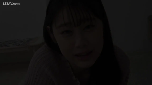 室内 · 面部 · 羞涩 · 面对镜头 · 跪姿 · 紫色条纹针织衫