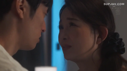 室内 · 忧郁 · 脸部特写 · 休闲装 · 凝视 · 熟女 · 面对面 · 发圈