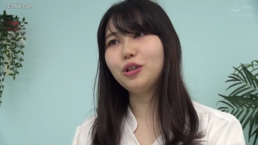 室内 · 脸部特写 · 盆栽 · 自然 · 白色衬衫 · 谈话 · 长发 · 正脸