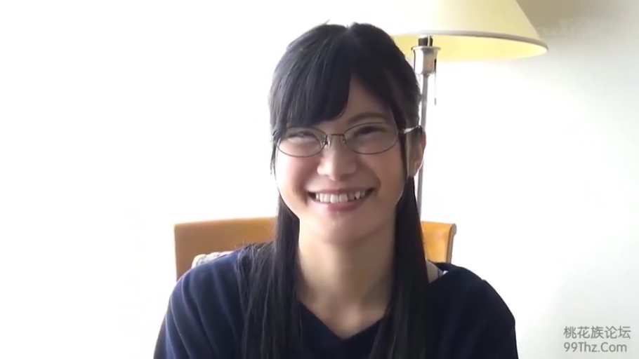 室内 · 座り姿勢 · 面部 · メガネ · 微笑 · 对视 · 黑长直 · 深色毛衣