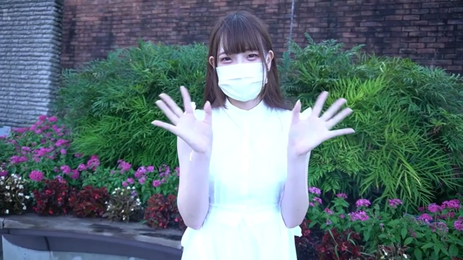 站立 · 上半身 · 户外 · 口罩 · 挥手 · 白天 · 戴口罩 · 白裙