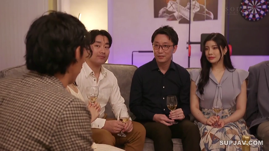 骑乘位 · 性交 · 全裸 · 中景 · 平静 · 窗户 · 摄影棚 · 油光皮肤