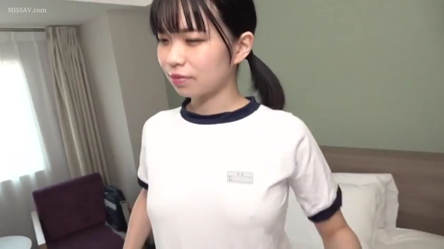 卧室 · 站立 · 平静 · 床 · 凝视 · 体操服 · 马尾 · 半身照