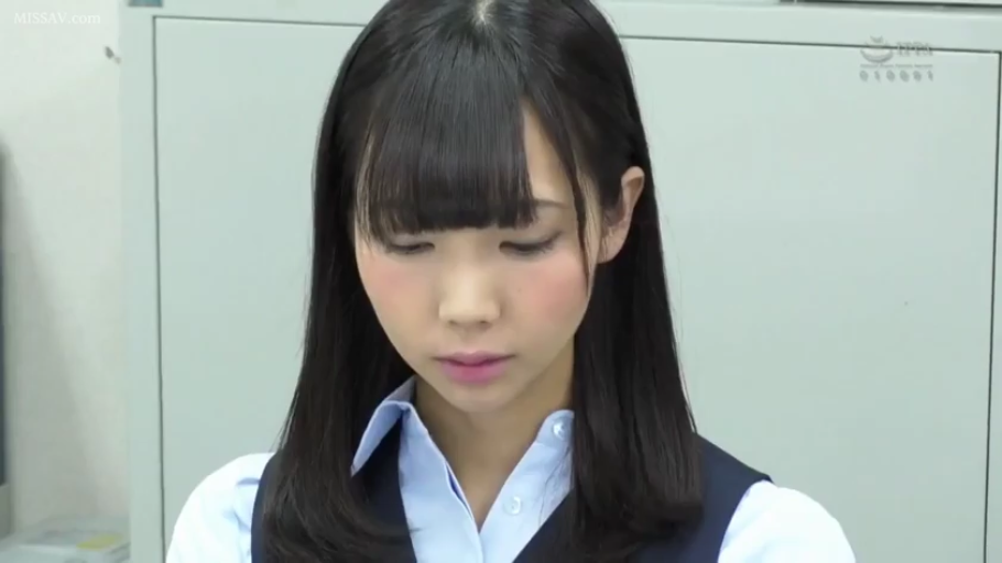 办公室 · 平静 · 面部特写 · 职业装 · 注视 · 长发 · 正面 · 资料柜