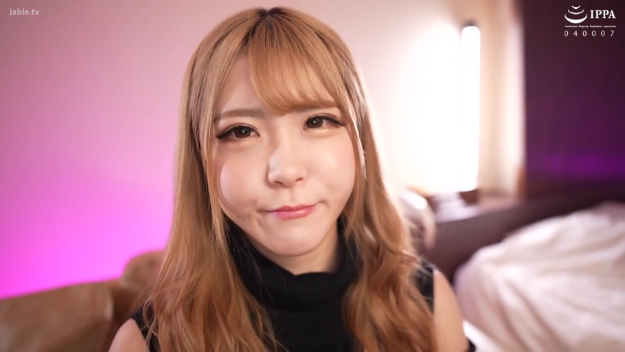 坐姿 · 卧室 · 注视 · 头部特写 · 黑色无袖高领衫 · 微抿嘴唇 · 金棕色长发