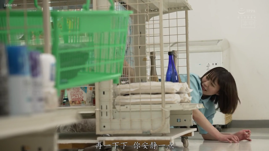 中景 · 微笑 · 便利店 · 货架 · 日系 · 便利店制服 · 跪地 · 躲藏