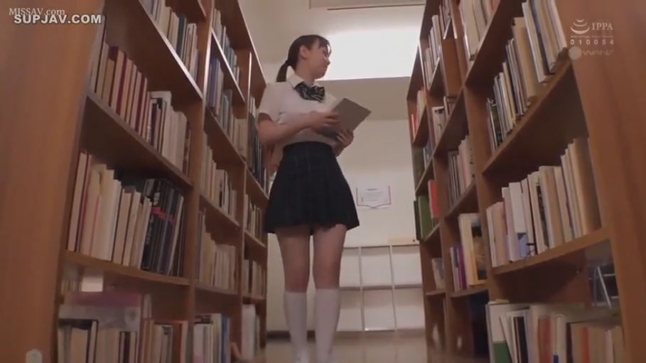 室内 · 性交 · 全裸 · 上半身特写 · 局部打码 · 仰卧位 · 工牌挂绳 · 闭眼呻吟