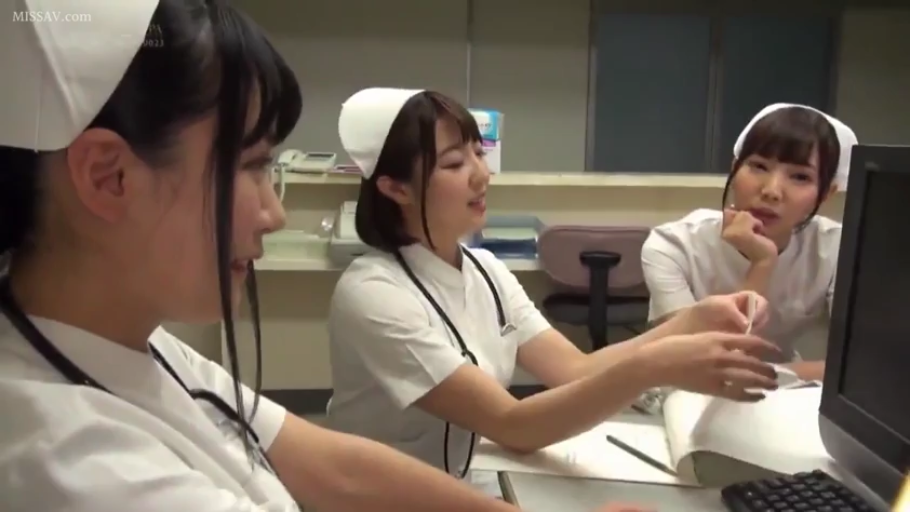 坐姿 · 交谈 · 医院 · 护士服 · 中景 · 自然 · 多人 · 听诊器