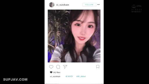 室内 · 中景 · 手机 · 微笑 · 撩发 · 霓虹灯光 · 浅蓝色露脐套装 · 举手自拍