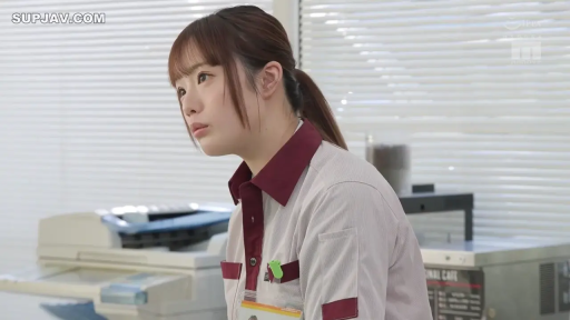 坐姿 · 严肃 · 办公室 · 中景 · 制服 · 注视 · 马尾 · 复印机