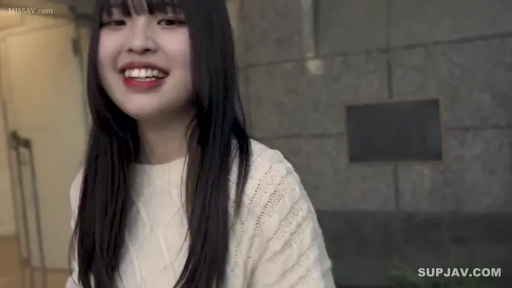 室內 · 臉部特寫 · 站立 · 微笑 · 对视 · 白色针织衫 · 黑长直