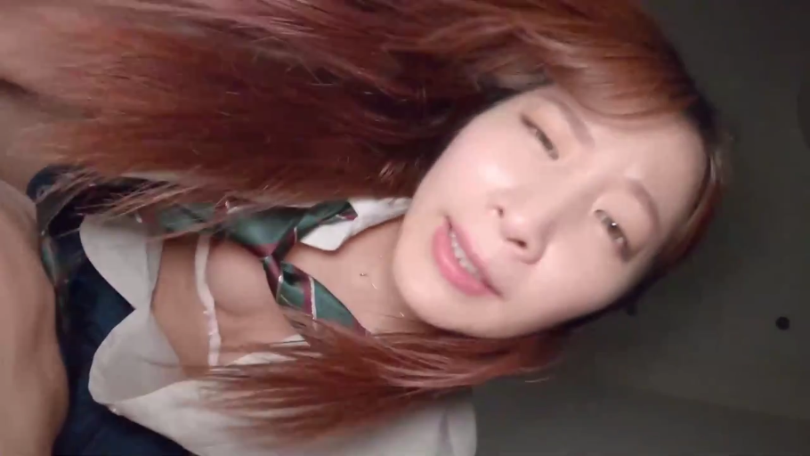 室内 · 身をかがめる · 顔部のクローズアップ · 一人称視点 · 迷離 · 制服 · 凝視