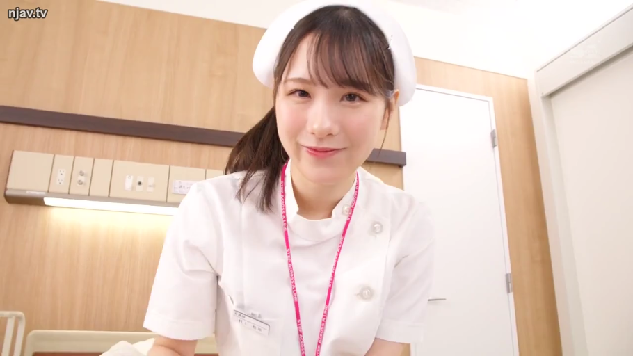 室内 · 严肃 · 站立 · 远景 · 多人 · 训斥 · 运动服