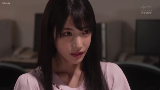 坐姿 · 严肃 · 沉思 · 办公室 · 电脑 · 面部特写 · 长发 · 粉色上衣