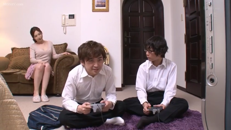 坐姿 · 全景 · 针织衫 · 微笑 · 客厅 · 熟女 · 玩游戏 · 游戏手柄