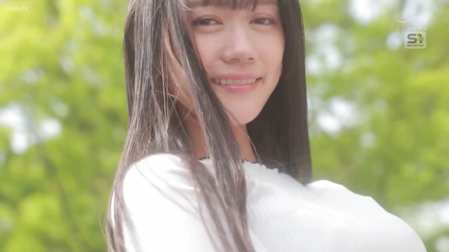 脸部特写 · 户外 · 注视镜头 · 长发 · 甜美微笑 · 白色针织衫 · 侧身站立