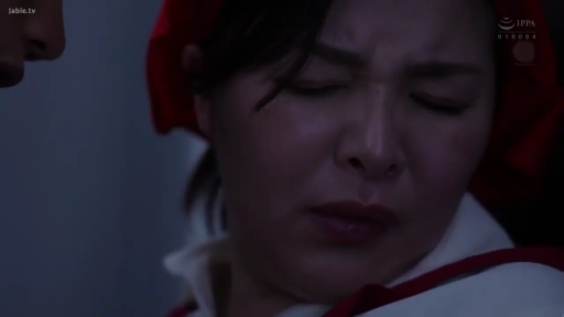 Indoor · 忍耐 · 面部特写 · 红色头巾 · Tilt head back · 有字幕 · 被捏下巴