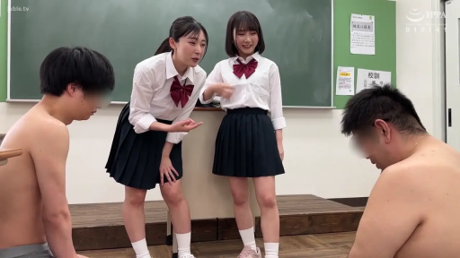 校服 · 教室 · 站立 · 微笑 · 黑板 · 校园角色扮演 · 嘲讽