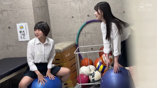 坐姿 · 全身 · 校服 · 微笑 · 交流 · 亚洲女性 · 瑜伽球 · 体育器材室