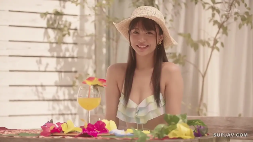 坐姿 · 比基尼 · 面对镜头 · 上半身 · 户外 · 笑容 · 长发 · 饮料