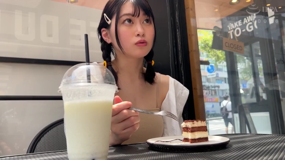 坐姿 · 半身 · 吊带衫 · 用餐 · 咖啡厅