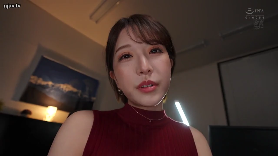 室内 · 面部特写 · 红色无袖高领衫