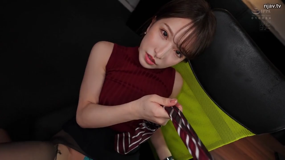 坐姿 · 办公室 · 誘惑 · 上半身 · 拽领带 · 红色无袖针织衫