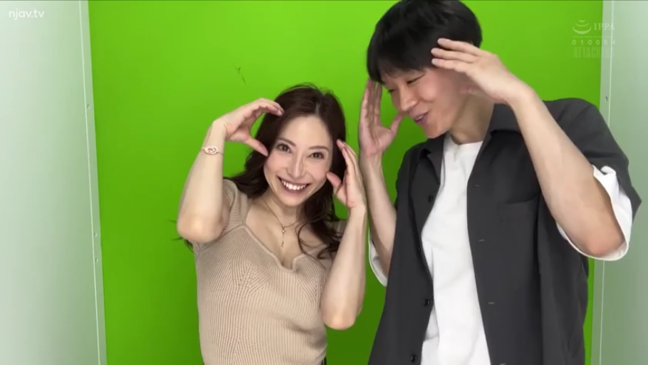 全身 · 角色扮演 · 头套 · 客厅 · 惊恐 · 开腿坐姿 · 威胁 · 蕾丝内裤