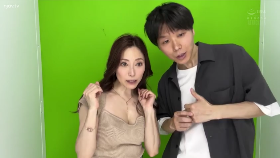 微笑 · 项链 · 上半身特写 · 休闲服 · 并肩站立 · 录制视频 · 绿幕摄影棚 · 男女合影