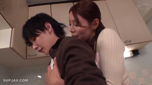 自然 · 顔のクローズアップ · 诱惑 · キッチン · 橱柜 · ピンクのエプロン · 日本AV · 后抱