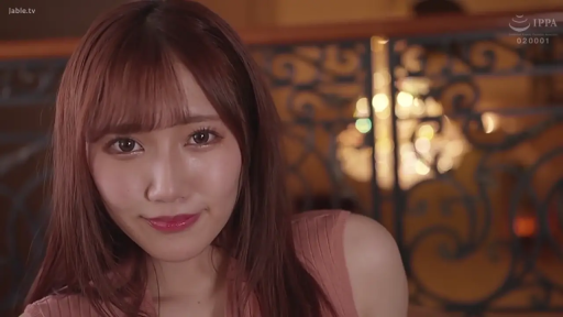 室内 · 面部 · 微笑 · 注视 · 特写 · 无袖上衣 · 侧头 · 背景围栏