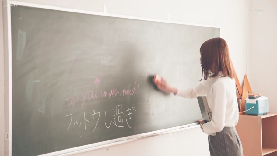 Classroom · 专注 · Stand · Business attire · 黑板 · Teacher · 擦黑板