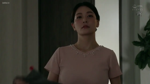 室內 · 站立 · 半身 · 凝视 · 冷淡 · 成年女性 · 粉色短袖上衣