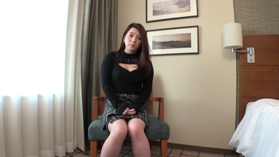 坐姿 · 中景 · 酒店房间 · 面对镜头 · 自然 · 椅子 · 黑色镂空长袖 · 成熟