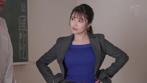 教室 · 职业装 · 注视 · 上半身 · OL · 黑板 · 自信 · 叉腰