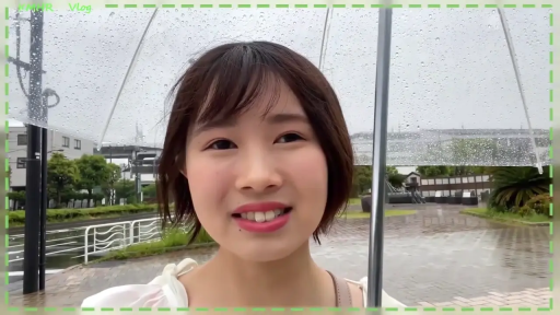 顔部のクローズアップ · 站立 · 甜美微笑 · 户外街道 · 透明雨伞 · 白いオフショルダートップ · 雨天 · 录制Vlog