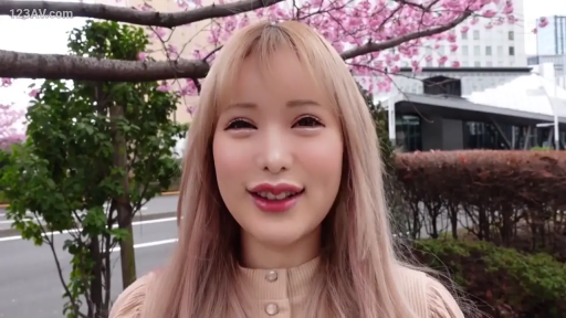 甜美 · 微笑 · 面部特写 · 对视 · 针织衫 · 金发 · 公园 · 樱花