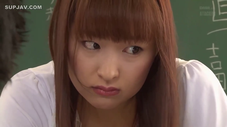 坐姿 · 严肃 · 教室 · 脸部特写 · 白色衬衫 · 凝视 · 黑板 · 教师