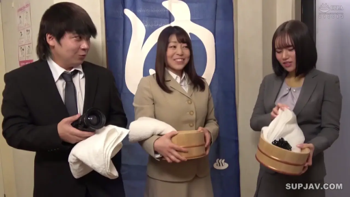 站立 · 中景 · 微笑 · 西装 · 职场 · 浴桶 · 温泉旅馆 · 持物