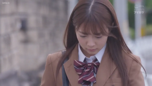 忧郁 · 站立 · 半身特写 · 户外 · 长发 · 单肩包 · 漫步 · 学院风制服