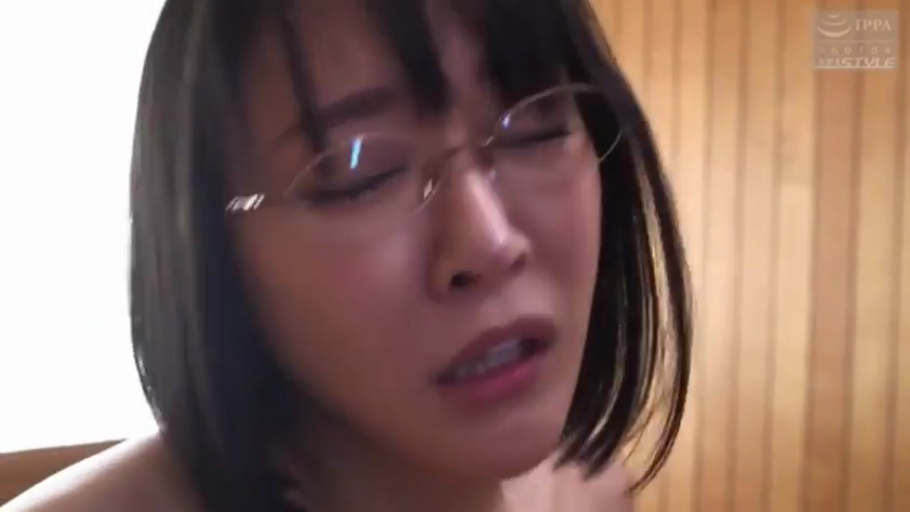 室内 · 眼镜 · 面部特写 · 高潮脸 · 裸露 · 侧头 · 享受表情