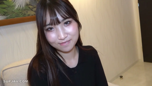 坐姿 · 脸部特写 · 室内房间 · 黑色上衣 · 看向镜头 · 俯拍视角 · 背景挂画 · 微笑羞涩