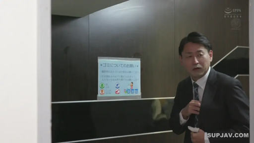 室内 · 站立 · 半身 · 警觉 · 西装 · 告示牌 · 中年男性 · 整理领带