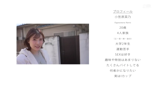 站立 · 中景 · 微笑 · 封面 · 白色绒毛外套 · 户外住宅前 · 展示介绍 · 文字简介